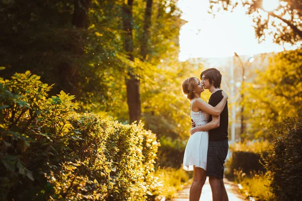 Парень и девушка обнимаются на фоне парка — стоковое фото