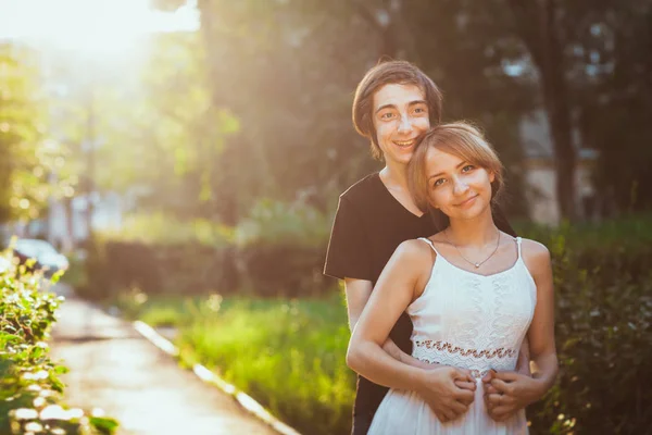 Chico y la chica abrazando en un fondo de parque —  Fotos de Stock