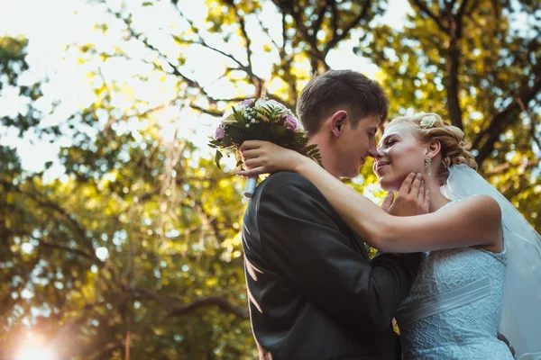 Novia y novio en el fondo del bosque — Foto de Stock