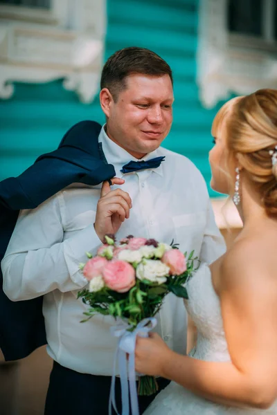 Brud och brudgum på bakgrunden av staden — Stockfoto