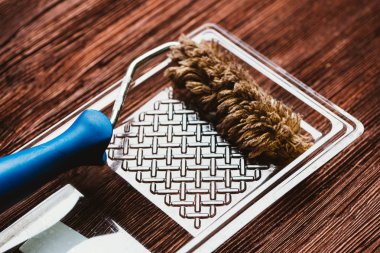 Koyu ahşap arka plan boya silindirleri tepsi