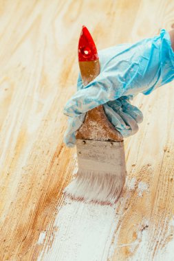 closeup el kullanım fırça boya Beyaz ahşap yüzey üzerinde