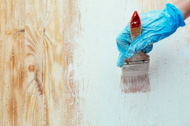 closeup el kullanım fırça boya Beyaz ahşap yüzey üzerinde