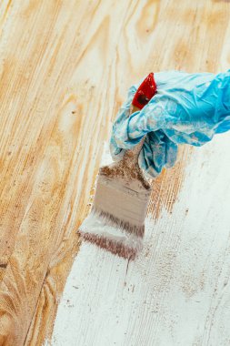 closeup el kullanım fırça boya Beyaz ahşap yüzey üzerinde