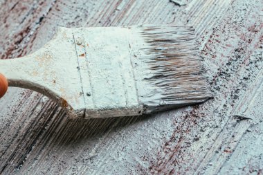 closeup el kullanım fırça boya Beyaz ahşap yüzeyde kahverengi