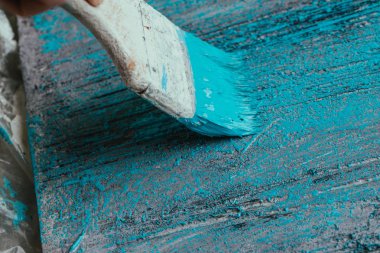 closeup el kullanım fırça boya Beyaz ahşap yüzeyde mavi