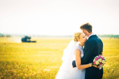Gelin ve damat alan arka plan üzerinde