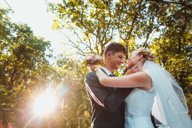 Gelin ve damat orman arka planında