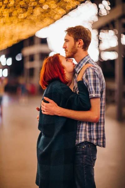 Boldog pár átöleled, és este könnyű füzér — Stock Fotó