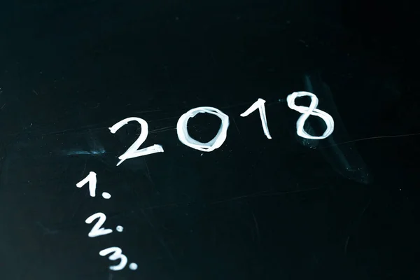 Напис 2018 року це список, намальований крейдою на шкільній дошці темний — стокове фото