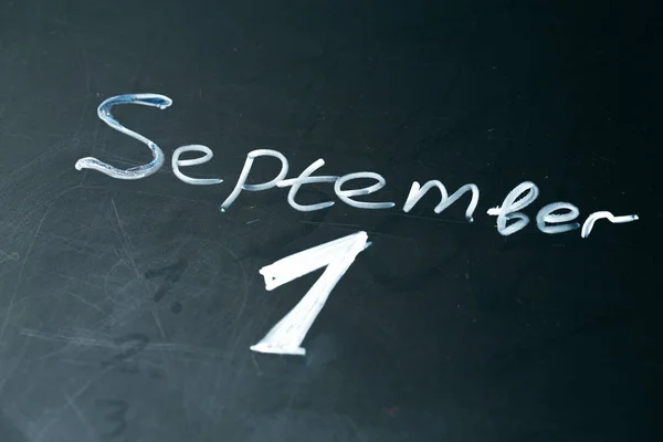 1 września zdanie napisane kredą na tablicy. — Zdjęcie stockowe