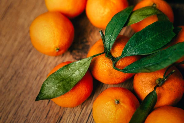 Sok friss mandarin egy fa háttér — Stock Fotó