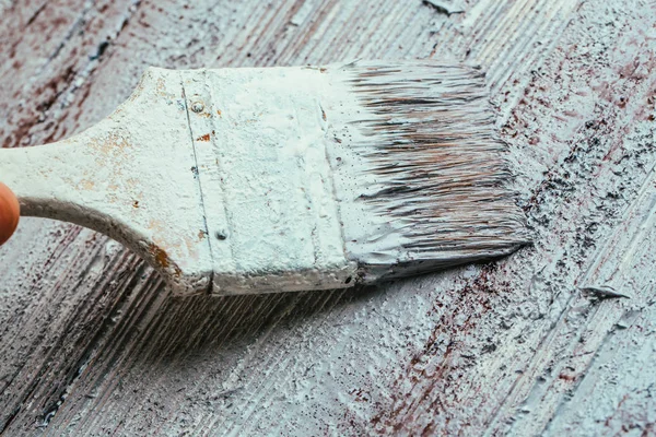 closeup el kullanım fırça boya Beyaz ahşap yüzeyde kahverengi