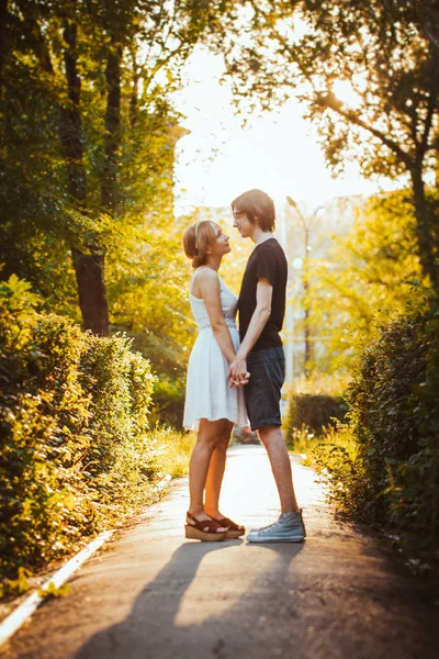 Gars et la fille embrasser sur un fond de parc — Photo