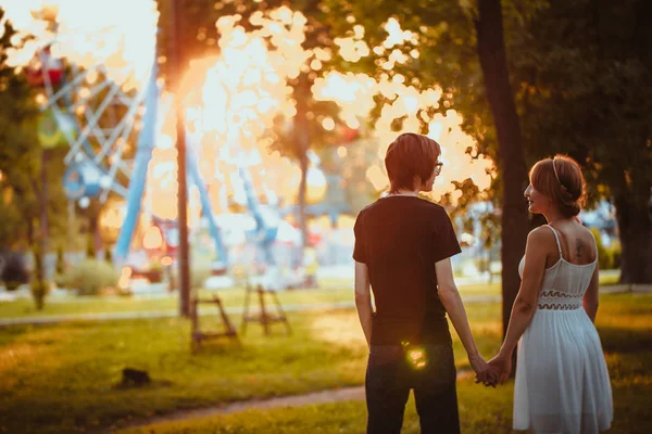 Gars et la fille étreignant à fond d'amusement — Photo