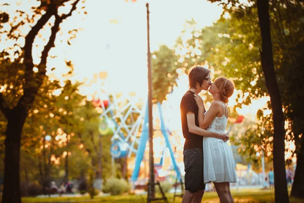 男と女のアミューズメント背景でハグ — ストック写真