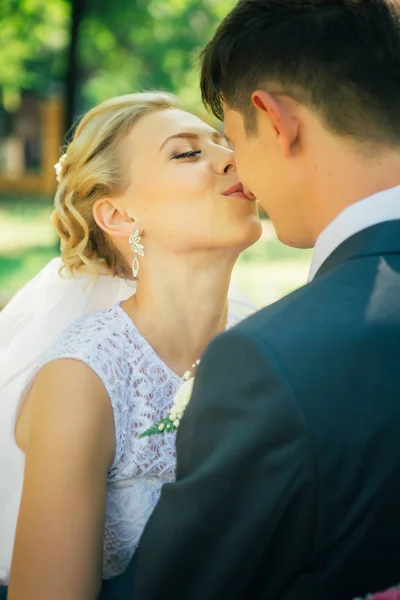 Portrættere bruden og brudgommen på baggrund af parken gyde - Stock-foto