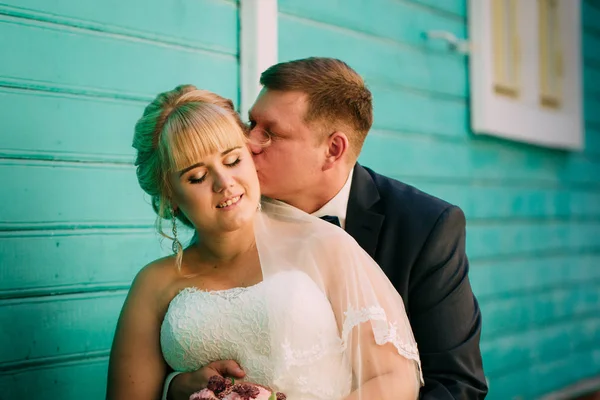 Novia y novio en el fondo de la ciudad — Foto de Stock