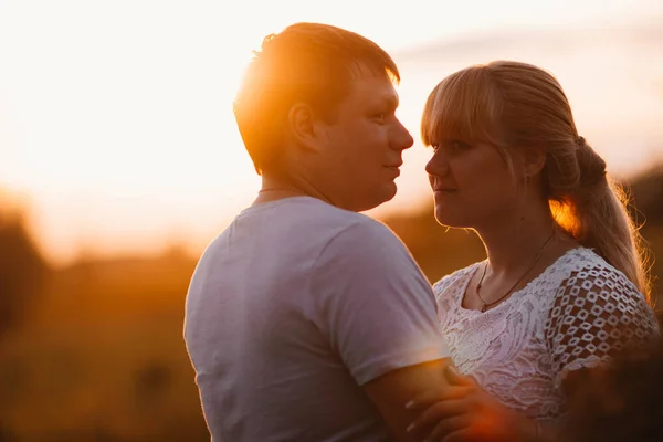 Portret van liefde verhaal man en vrouw op de achtergrond hooiberg — Stockfoto