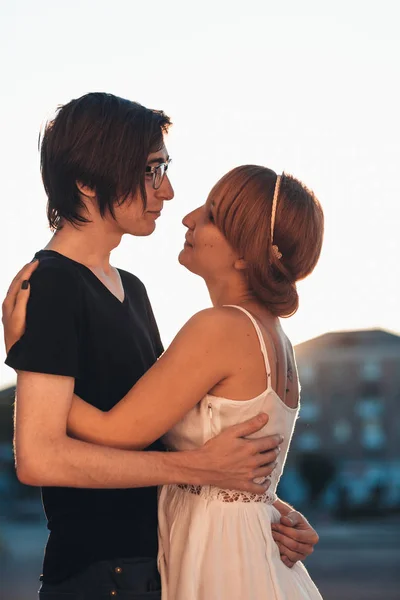 Mann und Mädchen umarmen sich im Hintergrund der Stadt — Stockfoto