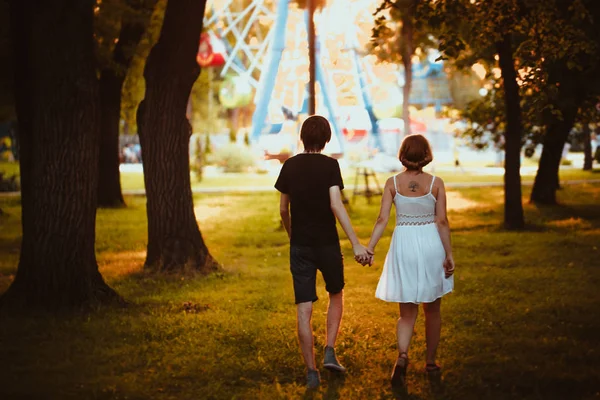 Gars et la fille étreignant à fond d'amusement — Photo