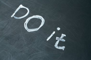 Bu karanlık bir okul tahtaya tebeşir ile çizilmiş yapmak