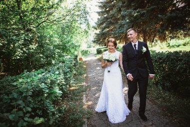 Park geçmişinde bir çift gelin ve damat