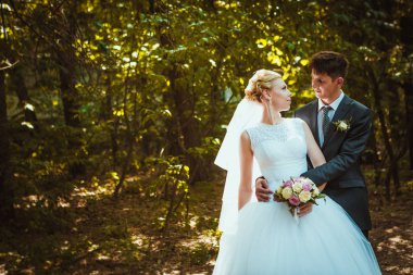 Gelin ve damat orman arka planında