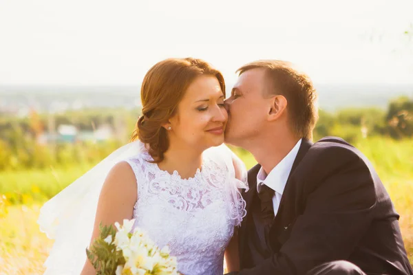 Portrét pár nevěsta a ženich na poli pozadí — Stock fotografie