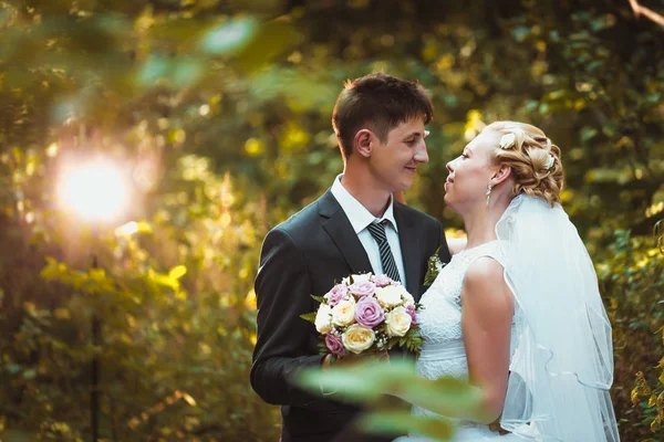 森林背景下的新娘和新郎 — 图库照片