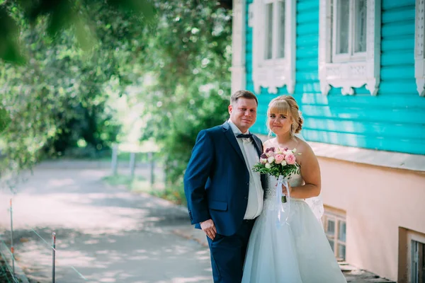 Bride and groom on the background of the city — Stock Photo, Image