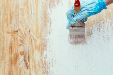 closeup el kullanım fırça boya Beyaz ahşap yüzey üzerinde