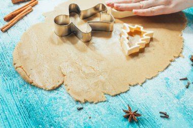 metal kalıpları hamur erkekler üzerinde mavi bir ahşap arka plan ağaç