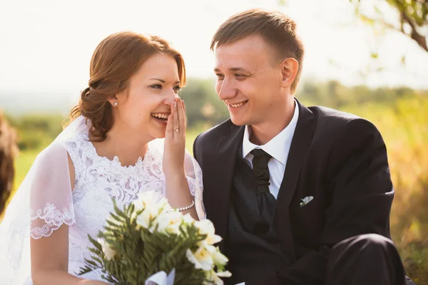 Porträt eines Brautpaares im Hintergrund — Stockfoto