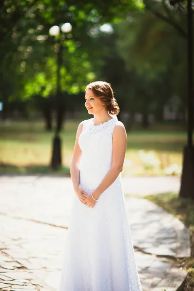 Retrato de uma jovem noiva no fundo do parque — Fotografia de Stock
