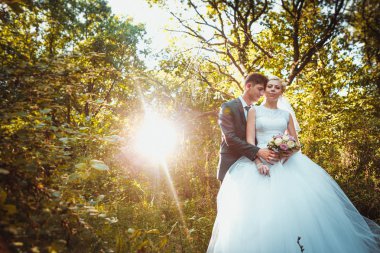 Gelin ve damat orman arka planında