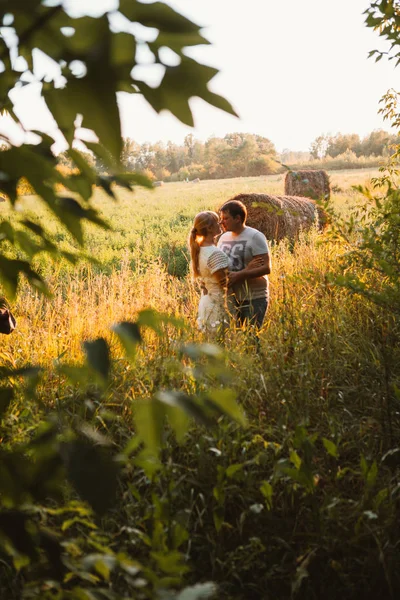 Storia d'amore uomo e donna sullo sfondo di pagliai sole — Foto Stock