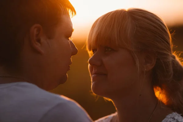 Portrait of love story man and woman on the background  haystack — Stock Photo, Image