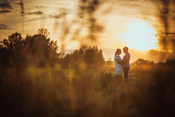 Historia de amor hombre y mujer en el fondo de pajar sol —  Fotos de Stock