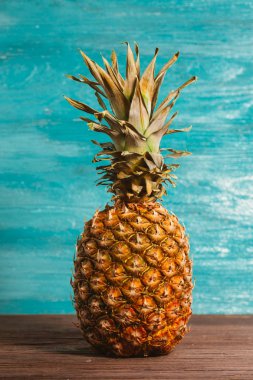 Ananas mavi ahşap arka plan geçerli