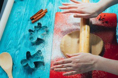 Kız hamur ahşap masa mavi ve kırmızı tahtada alır.