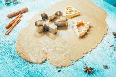 metal kalıpları hamur erkekler üzerinde mavi bir ahşap arka plan ağaç