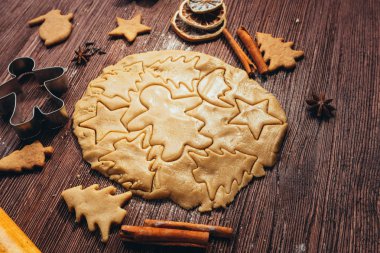 Koyu ahşap masada tarçın pişirmek için zencefilli ekmek hamuru.