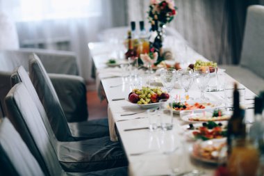 Düğün masaya çok renkli çiçek