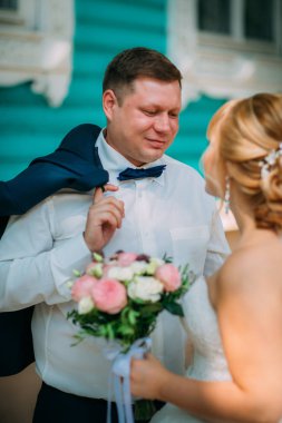 Gelin ve damat şehrin arka planında