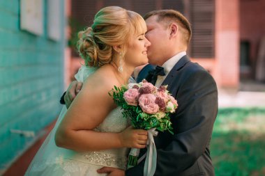 Gelin ve damat şehrin arka planında