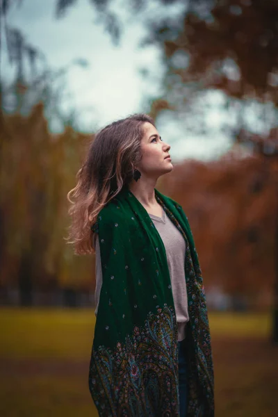 Portrait of a young girl with  green scarf on the background  autumn park. — Stock Photo, Image