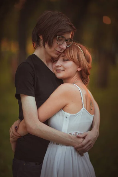 Хлопець і дівчина обіймаються на фоні природного парку — стокове фото