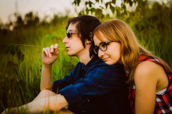 男孩和女孩坐在草地上 — 图库照片