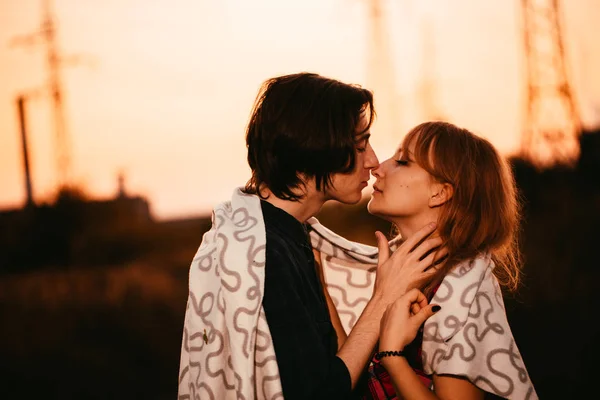 Chico y la chica están de pie contra el atardecer en un cuadros —  Fotos de Stock